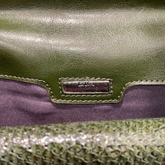Green vegan leather shoulder purse unique hardware - Picture 5 of 16